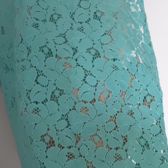 3 for $15 - Everly Teal Floral Tank in Medium - Picture 3 of 5